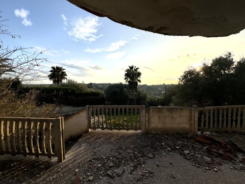 Villa Da Ristrutturare Con PdC Approvato Per Demolizione e Ricostruzione.
